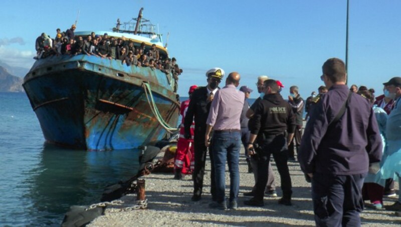 Das rostige und völlig überfüllte Schiff im Hafen von Paleochoa (Bild: APA/AFP/FLASHNEWS.GR/STR)