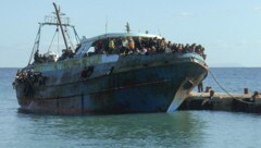 Migranten im Mittelmeer (Symbolbild) (Bild: APA/AFP/FLASHNEWS.GR/STR)