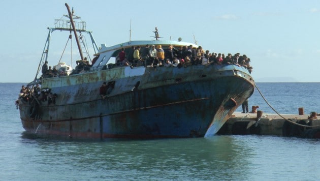 Migranten im Mittelmeer (Symbolbild) (Bild: APA/AFP/FLASHNEWS.GR/STR)