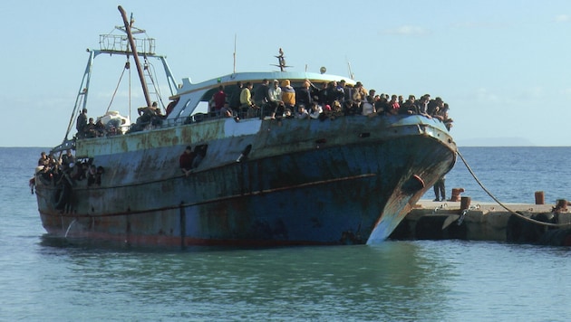 430 Migranten von einem in Seenot geratenen Fischerboot südlich von Kreta (Bild: APA/AFP/FLASHNEWS.GR/STR)