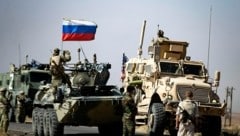 Russische und US-amerikanische Soldaten im Norden Syriens (Archivbild) (Bild: APA/AFP/Delil SOULEIMAN)