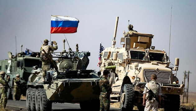 Russische und US-amerikanische Soldaten im Norden Syriens (Archivbild) (Bild: APA/AFP/Delil SOULEIMAN)