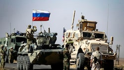 Russische und US-amerikanische Soldaten im Norden Syriens (Archivbild) (Bild: APA/AFP/Delil SOULEIMAN)