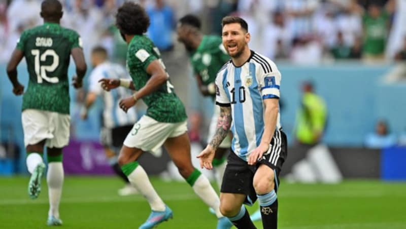 Lionel Messi kann‘s nicht glauben, dass Saudi-Arabien über den Sensationssieg jubelt. (Bild: APA/AFP/Kirill KUDRYAVTSEV)