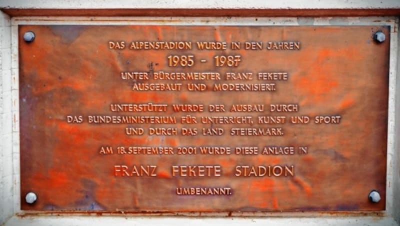 Die Gedenktafel zur Umbenennung des Fekete-Stadions. (Bild: Sepp Pail)