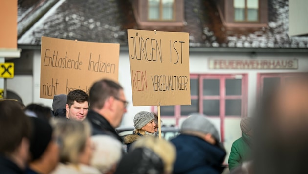 Am vergangenen Sonntag, am Tag vor der Entscheidung des Oberlandesgerichts Linz, wurde in Scharten für Jürgen Höckner demonstriert. (Bild: Wenzel Markus)