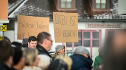 Am vergangenen Sonntag, am Tag vor der Entscheidung des Oberlandesgerichts Linz, wurde in Scharten für Jürgen Höckner demonstriert. (Bild: Wenzel Markus)