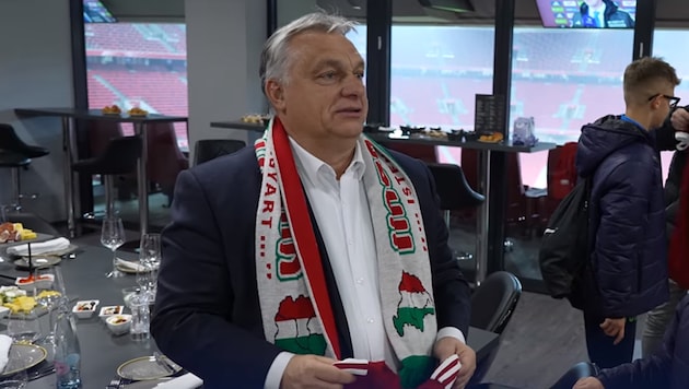 Das Video mit dem umstrittenen Schal wurde in den Social-Media-Kanälen des ungarischen Regierungschefs veröffentlicht. (Bild: Facebook/Orban Viktor/Screenshot)