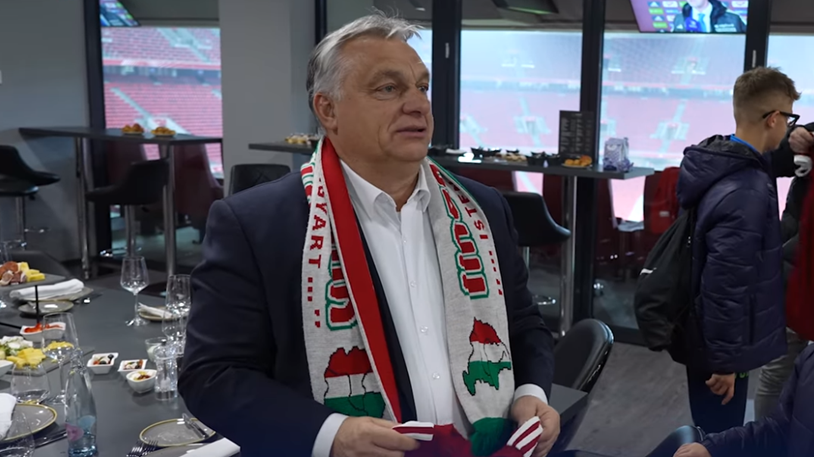 Das Video mit dem umstrittenen Schal wurde in den Social-Media-Kanälen des ungarischen Regierungschefs veröffentlicht. (Bild: Facebook/Orban Viktor/Screenshot)