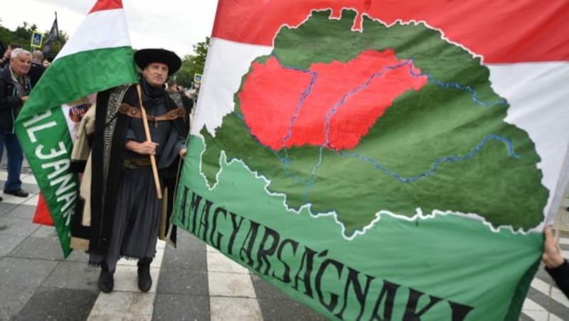 Zum 100. Jahrestag des Vertrags von Trianon demonstrierte in Budapest die rechtsextreme „Jugendbewegung Vierundsechzig Komitate“, die die Grenzziehung als illegitim ansieht. (Bild: APA/AFP/Attila KISBENEDEK)