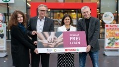 v. li.: Michaela Gosch (Frauenhäuser), Christoph Holzer (Spar), Landesrätin Doris Kampus und Christian Scambor (Männerinfo). (Bild: Land Steiermark/Peter Drechsler)