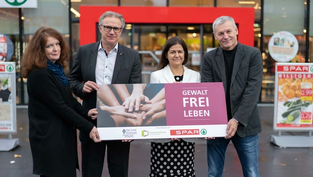 v. li.: Michaela Gosch (Frauenhäuser), Christoph Holzer (Spar), Landesrätin Doris Kampus und Christian Scambor (Männerinfo). (Bild: Land Steiermark/Peter Drechsler)