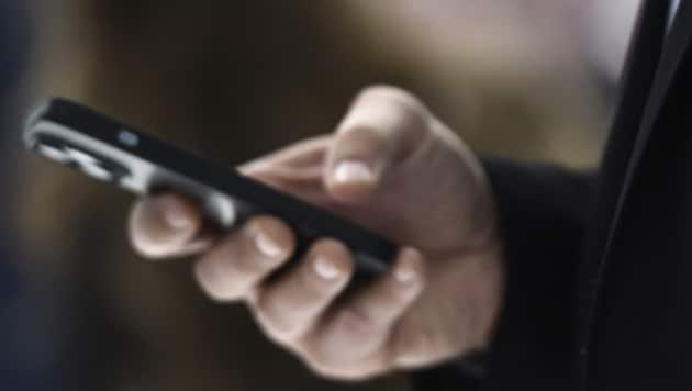 Betrüger gaben sich am Telefon als Kundendienstmitarbeiter aus (Bild: Josep LAGO / AFP)