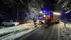 Auch die Feuerwehr Miklauzhof musste Dienstagabend hängengebliebene Fahrzeuge bergen. (Bild: FF Miklauzhof)