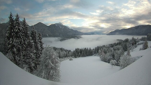Verschneiter Blick auf Hermagor (noch im Nebel) von der Webcam am Hauserhof. (Bild: www.it-wms.com)