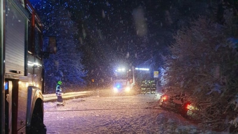 Mit zwei Seilwinden konnte der Transporter von der HFW Villach und der FF Fellach geborgen werden. (Bild: HFW Villach)