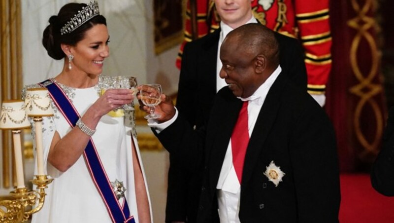 Prinzessin Kate prostete Südafrikas Präsident Cyril Ramaphosa beim Staatsbankett zu. (Bild: AFP)