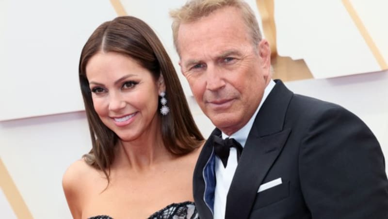 Kevin Costner mit Ehefrau Christine Baumgartner (Bild: 2022 Getty Images)