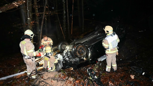 Die Lenkerin war im Wrack eingeklemmt und musste von der Feuerwehr befreit werden. (Bild: zoom.tirol)