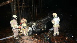 Die Lenkerin war im Wrack eingeklemmt und musste von der Feuerwehr befreit werden. (Bild: zoom.tirol)