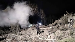 Nach einem Raketeneinschlag in der Entbindungsstation Wilnjansk waren Rettungskräfte im Einsatz. (Bild: Zaporizhzhia region military administration/AP)