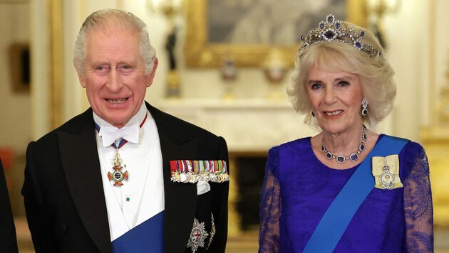 Dass König Charles und Königin Camilla noch immer nicht in den Buckingham-Palast gezogen sind, sorgt in Großbritannien für Spekulationen. (Bild: APA/Photo by Chris Jackson/AFP)