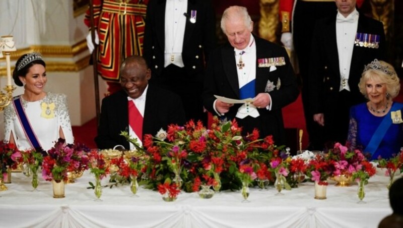 König Charles begrüßt den südafrikanischen Präsidenten Cyril Ramaphosa (Bild: APA/Photo by Aaron Chown/AFP)