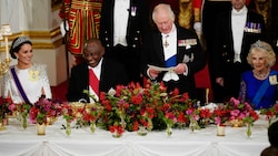 König Charles begrüßt den südafrikanischen Präsidenten Cyril Ramaphosa (Bild: APA/Photo by Aaron Chown/AFP)