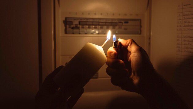 Bei einem Stromausfall oder einer Abschaltung bleiben nur mehr Kerzen oder Taschenlampen übrig. (Bild: Michael Bihlmayer / ChromOrange / picturedesk.com)