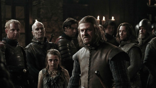 Wilko Johnson (2. von links), Maisie Williams und Sean Bean in der 1. Staffel von „Game of Thrones“ (2011) (Bild: www.viennareport.at)