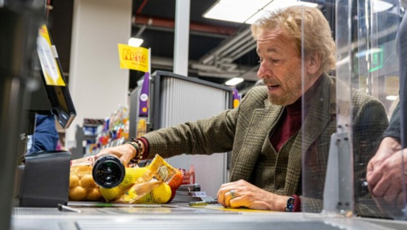 Thomas Gottschalk sitzt in einem Supermarkt in Regensburg an der Kassa. (Bild: Armin Weigel / dpa / picturedesk.com)