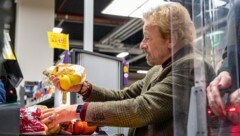 Thomas Gottschalk an der Supermarktkassa (Bild: Armin Weigel / dpa / picturedesk.com)