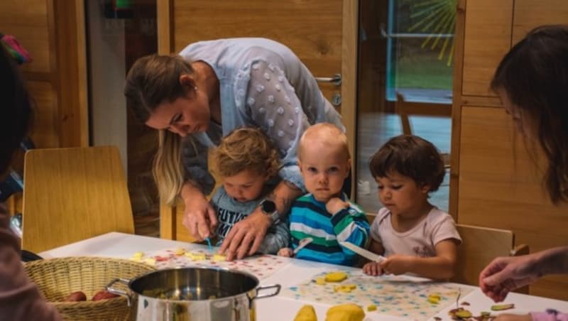 Die Kleinen sind auch beim Kochen dabei (Bild: JULIAN_PERNSTEINER)