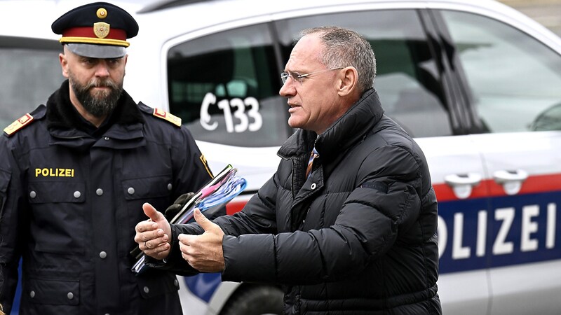 Innenminister Gerhard Karner macht sich ein Bild von der Lage an der österreichisch-ungarischen Grenze. (Bild: APA/ROBERT JAEGER)