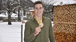 Stefan Planitzer 2019 in Kasan mit Medaille von damals daheim im Lungau (o.). (Bild: Holitzky Roland)