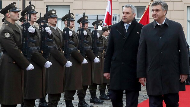 Roter Teppich und militärische Ehren für Bundeskanzler Karl Nehammer, der Ministerpräsident Andrej Plenkovic in Zagreb traf (Bild: APA/AFP/Denis LOVROVIC)