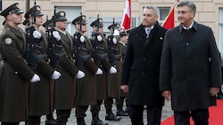 Roter Teppich und militärische Ehren für Bundeskanzler Karl Nehammer, der Ministerpräsident Andrej Plenkovic in Zagreb traf (Bild: APA/AFP/Denis LOVROVIC)