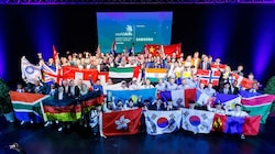 100 Teilnehmer aus 37 Nationen eröffneten gestern, Mittwoch, am Abend mit einer Fahnenparade die Berufsweltmeisterschaft „WorldSkills“ im Salzburger Messezentrum. (Bild: Florian Wieser)