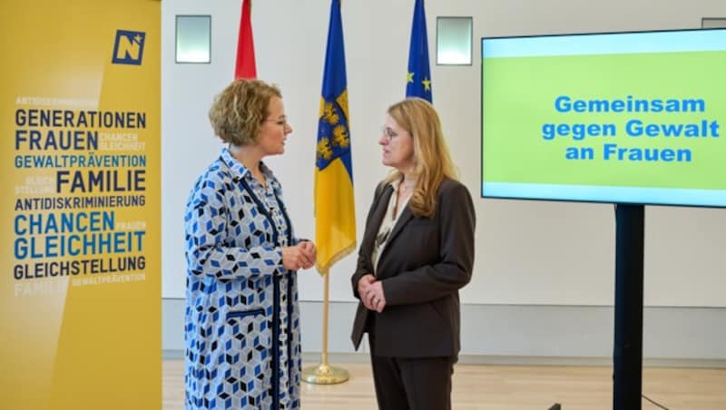 Vernetzung ist wichtig: Landesrätin Christiane Teschl-Hofmeister und Landesrätin Ulrike Königsberger-Ludwig machen auf die Hilfs- und Beratungsmöglichkeiten für betroffene Frauen in Niederösterreich aufmerksam. (Bild: NLK Pfeiffer)