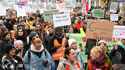 Proteste auf der Straße gab es schon in mehreren Branchen. Die Gewerkschaft versucht zu mobilisieren. (Bild: HELMUT FOHRINGER / APA / picturedesk.com)