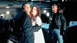 Leonardo DiCaprio und Kate Winslet mit Regisseur James Cameron beim Dreh von „Titanic“ (Bild: Ronald Grant Archive / Mary Evans / picturedesk.com)