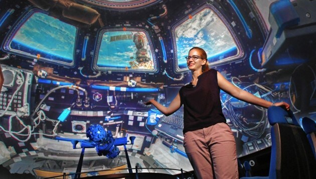 Carmen Possnig vor Innenaufnahmen der ISS-Raumstation im Planetarium Klagenfurt - wird sie bald selbst ins All fliegen? (Bild: w. pessentheiner)
