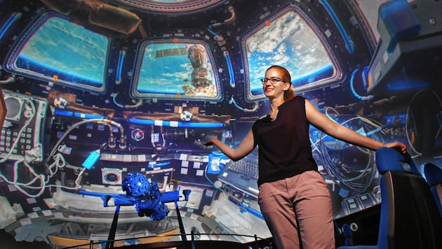 Carmen Possnig vor Innenaufnahmen der ISS-Raumstation im Planetarium Klagenfurt - wird sie bald selbst ins All fliegen? (Bild: w. pessentheiner)