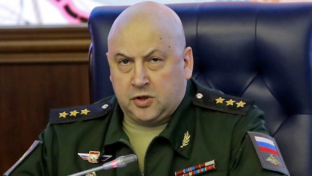 General Surowikin hat laut britischen Kenntnissen mobilisierte Reservisten zur Unterstützung der Luftlandetruppen beordert. (Bild: AP/Pavel Golovkin)