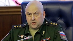 General Surowikin hat laut britischen Kenntnissen mobilisierte Reservisten zur Unterstützung der Luftlandetruppen beordert. (Bild: AP/Pavel Golovkin)