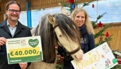 Fressnapf spendet mit der Initiative „Tierisch engagiert“ über 80.000 Euro für Menschen, Tiere und Organisationen. Gerhard Resinger, Director Purchase & Marketing Fressnapf Österreich (links), freut sich gemeinsam mit Roswitha Zink (rechts) und Therapiepferd Jokki vom Lichtblickhof über die Spende von 40.000 Euro an den Verein e.motion. (Bild: Fressnapf Österreich)