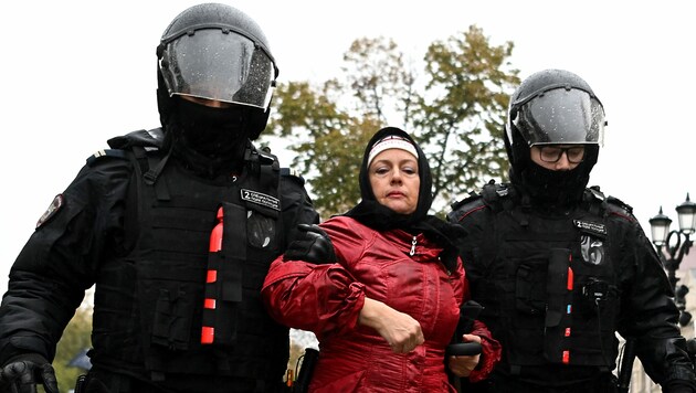 Die CIA hofft auf die Meldung russischer Kriegsgegner (im Bild: Festnahme einer Frau in Moskau, die gegen die Teilmobilisierung der Armee protestiert hat). (Bild: APA/AFP)