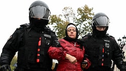 Die CIA hofft auf die Meldung russischer Kriegsgegner (im Bild: Festnahme einer Frau in Moskau, die gegen die Teilmobilisierung der Armee protestiert hat). (Bild: APA/AFP)