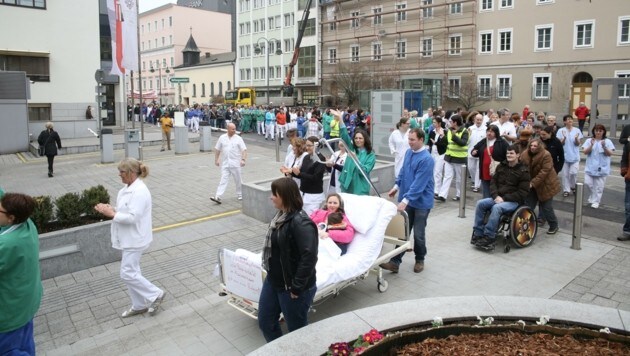 2013 sorgten die Beschäftigten der Ordensspitäler in Oberösterreich für den ersten Spitalsstreik in der Zweiten Republik - siehe Foto rechts. Knapp zehn Jahre danach ist die Unzufriedenheit des Personals so hoch wie nie. und ein weiterer Streik ist nicht ausgeschlossen. (Bild: zVg)