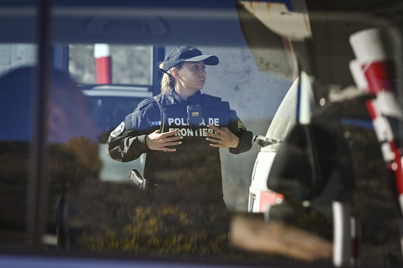 Eine rumänische Grenzbeamtin bei der Arbeit (Bild: AFP/Nikolay DOYCHINOV)